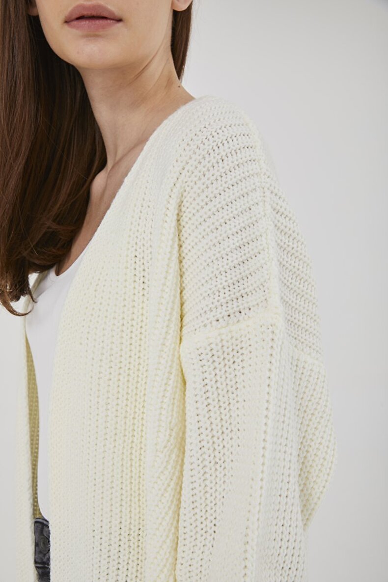 Knitted Weiss Strickjacke